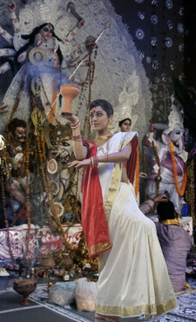 Bengali woman doing a Dhunuchi dance 
