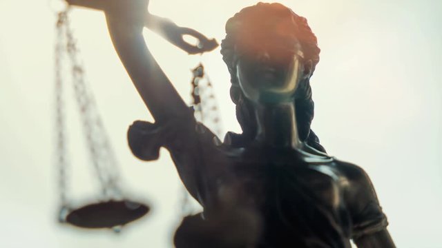 Justitia Figur - Personifikation der Gerechtigkeit in weitem Raum, Tracking Shot mit Kamerafahrt