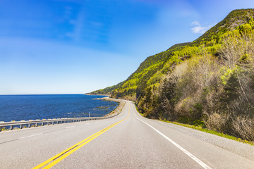Küste der Region Gaspesie in Quebec, Kanada mit Straße, Klippen und Sankt-Lorenz-Strom-Ozean