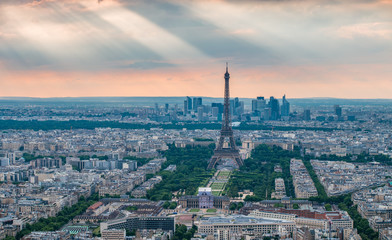 Fototapeta na wymiar Eiffelturm mit Sonnenstrahlen im Hintergrund