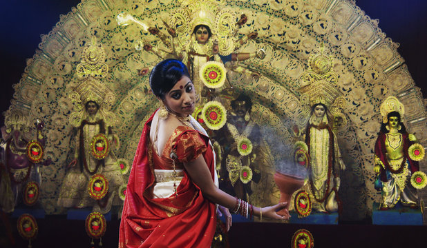 Bengali woman doing a Dhunuchi dance 