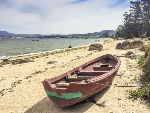 Red boat on Sinas beach