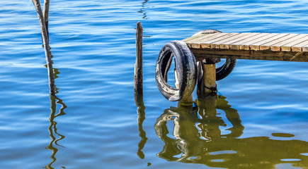 Naklejka premium Deque de madeira na lagoa.