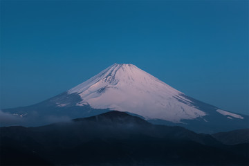 Fototapeta premium Góra Fuji ze śniegiem w sezonie zimowym