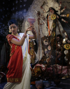 Bengali woman doing a Dhunuchi dance 