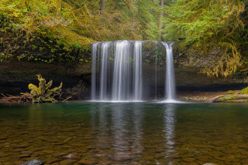 Obraz premium Upper Butte Creek Falls in Fall Season