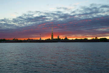 Naklejka premium Panorama of the Peter and Paul fortress against the backdrop of a gloomy sunset. Saint-Petersburg, Russia