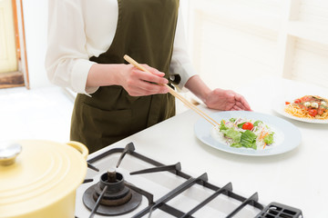 料理する女性