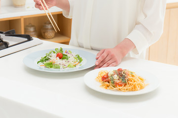 料理する女性