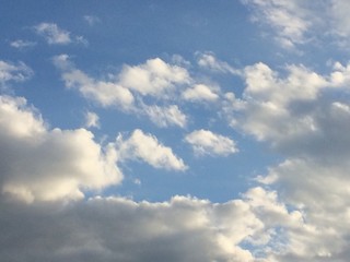 Schäfchenwolken werden von regenwolken vertrieben