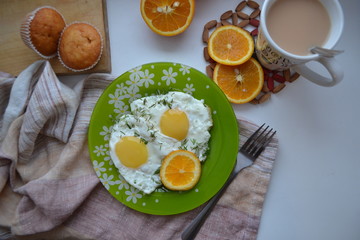 
Breakfast. Fried eggs with orange, cocoa and cupcakes.
