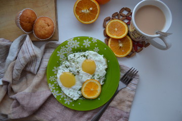 
Breakfast. Fried eggs with orange, cocoa and cupcakes.
