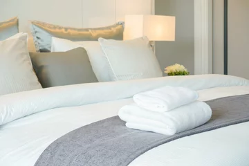 Fotobehang Schone handdoeken op bed op hotelkamer © worldwide_stock