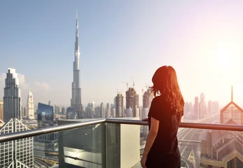 Papier Peint photo Lavable Dubai Asian woman overlooking the cityscape of Dubai