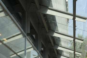 Obraz premium gläsernes Vordach an einem Geschäftsgebäude