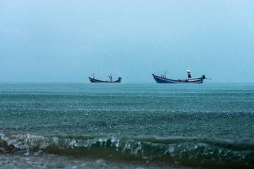 Obraz premium Fishing boat on the sea with raining in the sea.