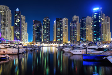 Obraz na płótnie Canvas Dubai marina at night