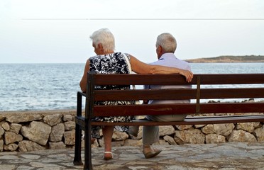 Altes Ehepaar auf der Bank