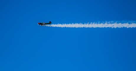 Спортивные самолеты в небе и след от них