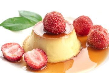 Cream of caramel with strawberries