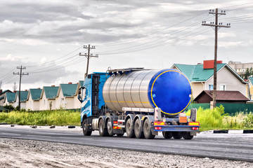 Obraz na płótnie Canvas Lorry with chrome tanker on a large paved road