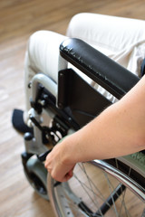 Junge Frau im Rollstuhl