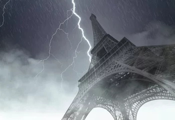 Foto op Aluminium Eiffeltoren tijdens de zware storm, regen en verlichting in Parijs, creatieve foto © Savvapanf Photo ©