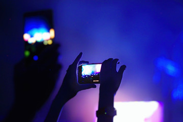 Filmen mit Smartphone bei einem Konzert