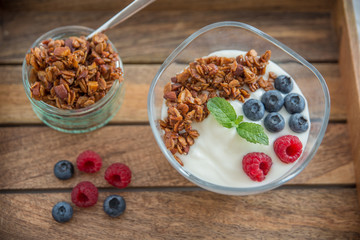 Joghurt mit Müsli und Beeren 