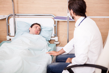 Obraz premium Doctor with patient in recovery room. Modern medicine and healthcare