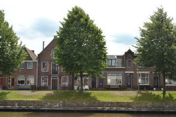 Fototapeta na wymiar rijtje huizen aan de Dokkumer Ee in Dokkum in Friesland