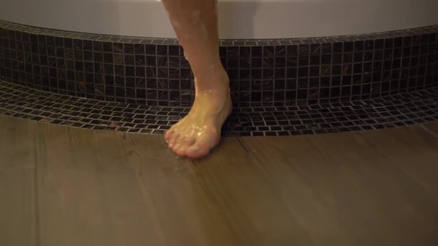 4k Beautiful Girl Plunged Into The Bathroom Foam