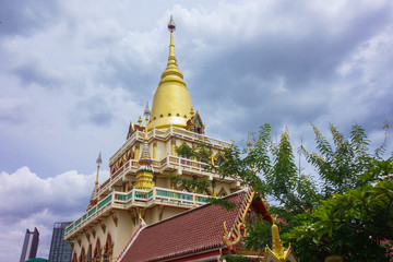 Fototapeta premium タイ バンコク, 第３級王室寺院 , Wat Soi Thong : チャオプラヤー川・ワット・ソイ・トン