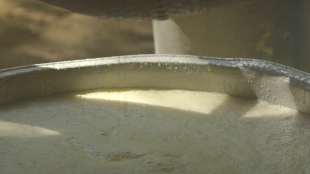 Preparing manioc mass