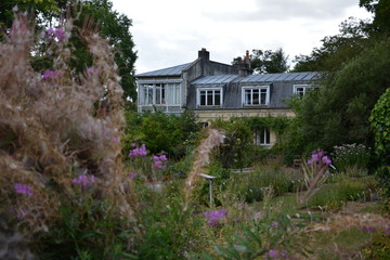 pavillon dissimulé par la végétation dans le jardin des plantes de Caen, Normandie France