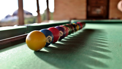 bolas de bilhar coloridas com sombras sobre a mesa