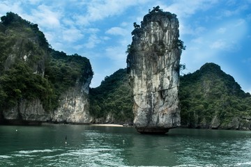 Fototapeta na wymiar Boat trip in Ha Long bay