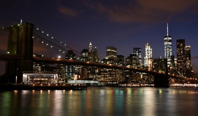 Fototapeta na wymiar The Brooklyn Bridge and skyline of downtown Manhattan from Brooklyn at night. 
