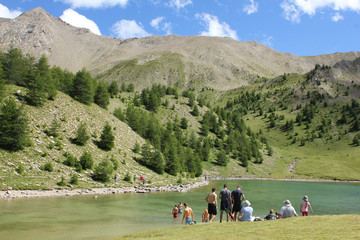Famille au bord d'un lac-7413