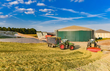Maisernte - Landtechnik auf einem Silohaufen © Countrypixel