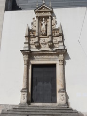 Portugal - Coimbra - Porte décorée dans la ville haute
