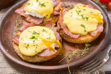 Eggs benedict with bacon