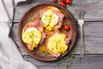 Eggs benedict with bacon