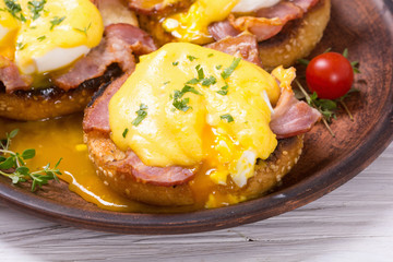 Eggs benedict with bacon