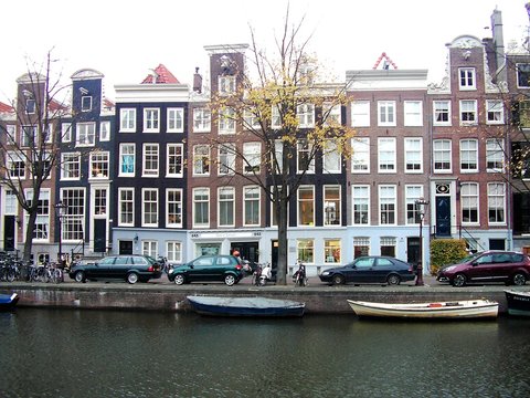 Wohnhäuser und Boote in Amsterdam