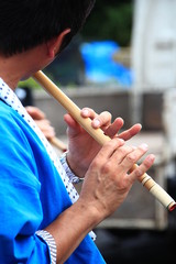 横笛を吹く