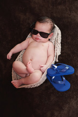 Naklejka premium Newborn in sunglasses