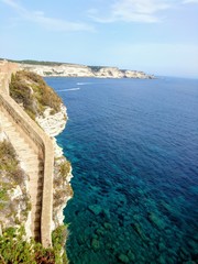 Fototapeta na wymiar Les éscaliers d'aragon Bonifacio corse mer bleu falaise côte plage eau