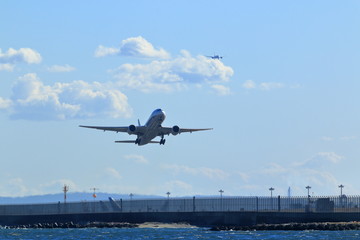 羽田空港を離陸する飛行機