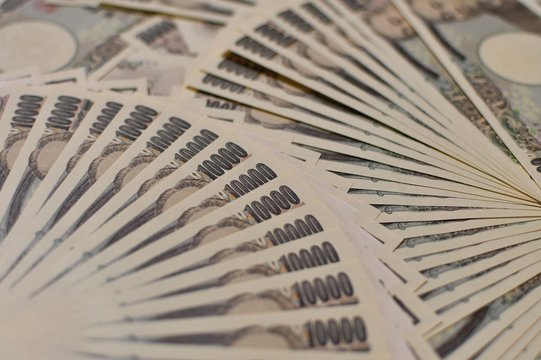 大量に並んだ一万円札